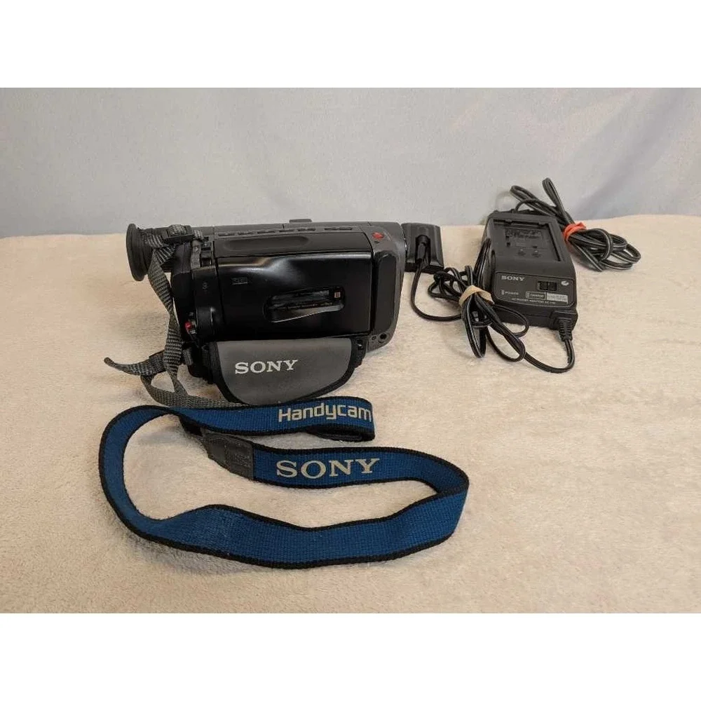 Sony Handycam CCD-TRV22 Video 8 Camcorder 26x Zoom SteadyShot w AC Adapter